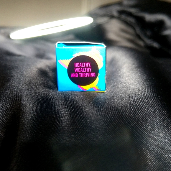 MAC Healthy, Wealthy and Thriving powder kiss lipstick NIB - Picture 2 of 3